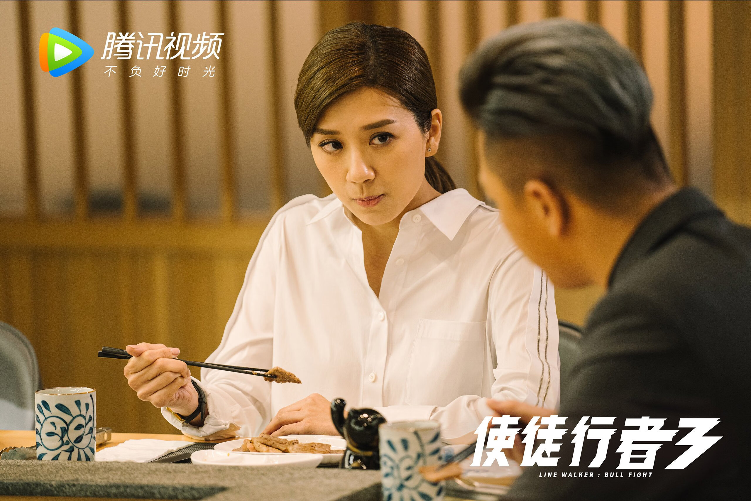 “弯道飞旋：漂移与超车的极致舞蹈”，弯道漂移翻车动图
